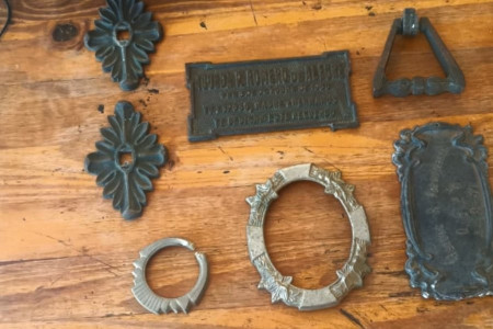 La Policía lo agarró en una tumba robando placas y manijas de los ataúdes